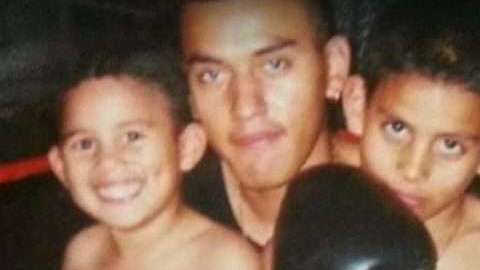 José Benavidez con sus dos hijos, José Jr. y David.