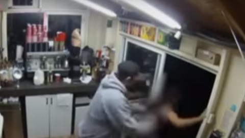 El hombre forzó a la mujer hacia un callejón.