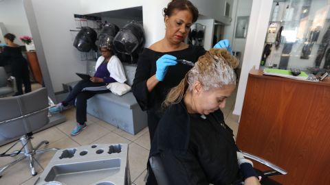 Peluquera Candida Vázquez trabajando en el salón Piscis en la Avenida Nagle en Manhattan.