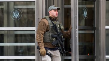 Efectivos fuertemente armados custodian la Corte Federal de Brooklyn a donde acude "El Chapo".