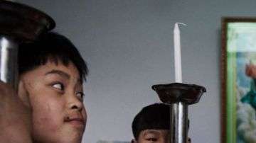 Un cura varios y monaguillos de la iglesia clandestina china se preparan para celebrar una procesión por el Domingo de Ramos cerca de Shijiazhuang, en la provincia de Hebei.