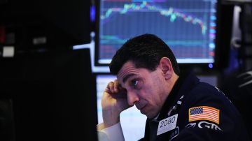 Los intermediarios del parqué de la Bolsa de NYC, vivieron una sesión de caída histórica del Dow Jones. /Getty Images