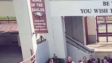 El personal de la escuela posó para dar una imagen de alivio a la comunidad