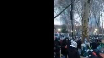 Este aficionado de los Eagles trajo las cenizas de su padre al festejo por el Suoer Bowl LII.