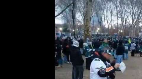 Este aficionado de los Eagles trajo las cenizas de su padre al festejo por el Suoer Bowl LII.