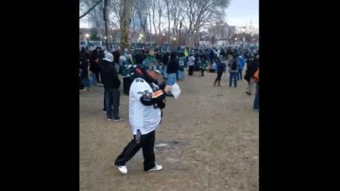 Este aficionado de los Eagles trajo las cenizas de su padre al festejo por el Suoer Bowl LII.