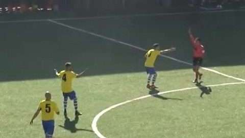 Simone Brugaletta fue expulsado a los tres segundo del juego Gela vs. Palmese en Italia.