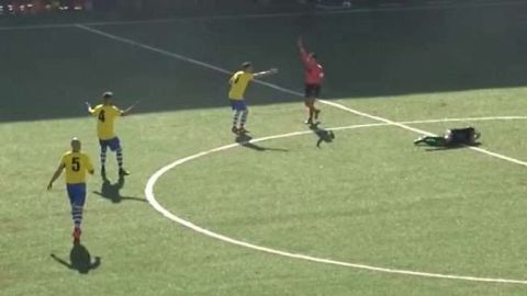 Simone Brugaletta fue expulsado a los tres segundo del juego Gela vs. Palmese en Italia.