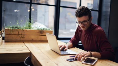 El banco Azlo nace con la idea de servir a la comunidad de trabajadores en EEUU de mayor crecimiento./Shutterstock