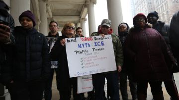 Activistas denuncian que el NYPD promueve arrestos de jóvenes con acusaciones de pandillerismo sin pruebas, y trabaja en estas detenciones de la mano de La Migra
