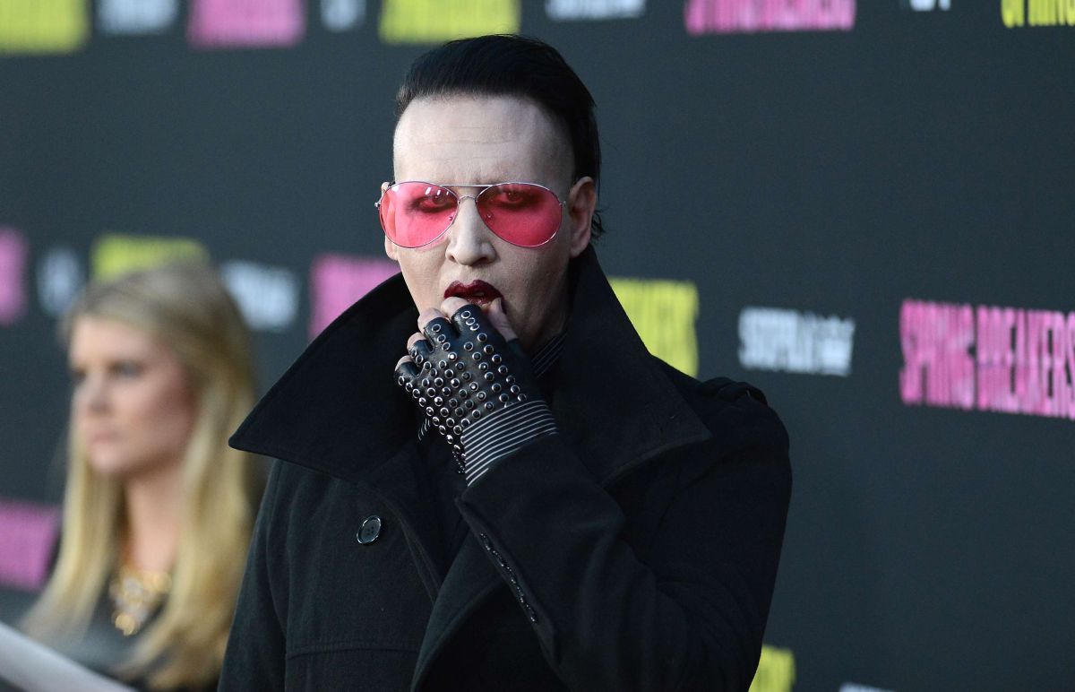Marilyn Manson se entrega a la policía tras agresiones en concierto.