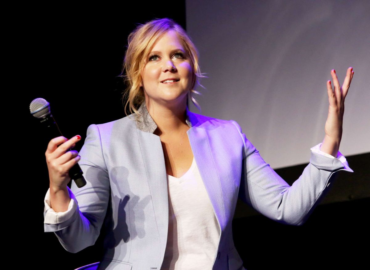 After criticizing the Kardashian-Jenners, Amy Schumer removes the cheekbones infiltrations she put on