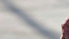 Un soldado mexicano toma una foto de un casquillo de bala. PEDRO PARDO/AFP/Getty Images