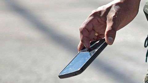 Un soldado mexicano toma una foto de un casquillo de bala. PEDRO PARDO/AFP/Getty Images