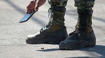 Un soldado mexicano toma una foto de un casquillo de bala. PEDRO PARDO/AFP/Getty Images