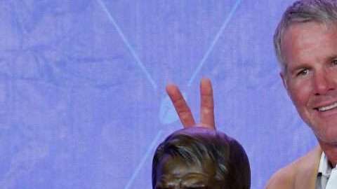 Brett Favre al ser entronizado al Salón de la Fama del Fútbol Americano en Canton, Ohio.