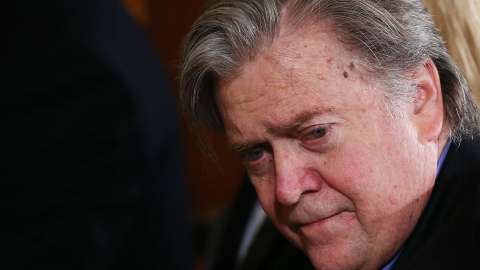 Bannon trata de extender sus políticas de ultra derecha en Europa.