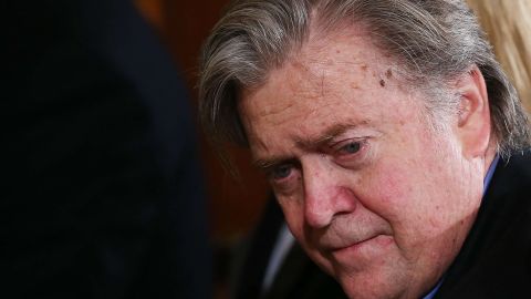 Bannon trata de extender sus políticas de ultra derecha en Europa.