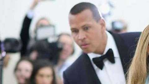 Jennifer Lopez al lado de  Alex Rodriguez.