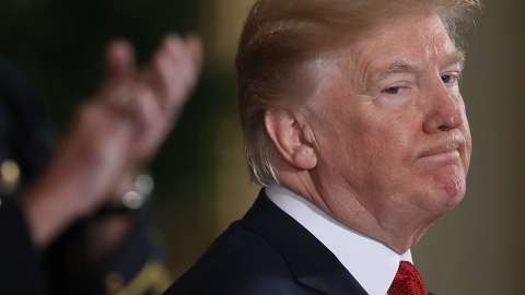 Piden la salida del arquitecto del veto migratorio de Trump