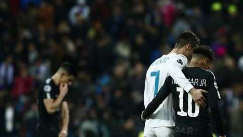 Cristiano Ronaldo del Real Madrid y Neymar JR del Paris Saint-Germain fundidos en un abrazo durante el partido de la UEFA Champions League (Foto: Gonzalo Arroyo Moreno/Getty Images)