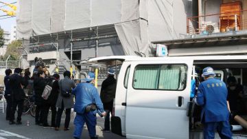 Autoridades japonesas en el sitio del hallazgo de la cabeza.  JIJI PRESS/AFP/Getty Images