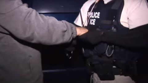 ICE mantiene sus operativos contra indocumentados.
