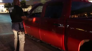 Los agentes de ICE pueden detener a una persona mientras circula en su auto.