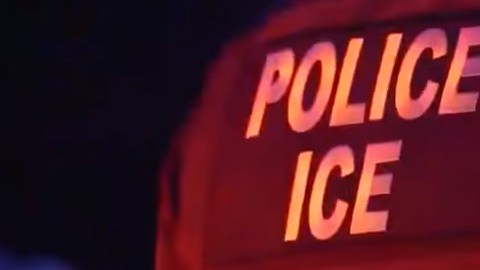 Los activistas buscan evitar que indocumentados sean detenidos solos en la noche.