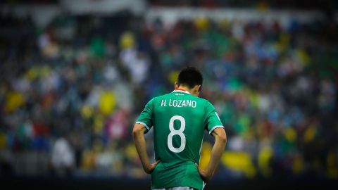 Hirving Lozano presentó una dolencia muscular y abandonó el juego