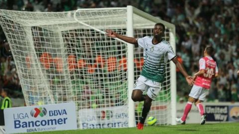 El caboverdiano Djaniny Tavares festeja un triplete consegido con el Santos Laguna frente al León. (Foto: Imago7/ Jesus Ruiz)