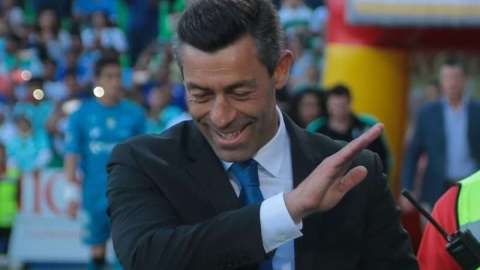 Pedro Caixinha fue exhibido por su exequipo Santos, y en Cruz Azul los aficionados ya lo quieren fuera de la institución. (Foto: Imago7/ Jesús Ruíz)