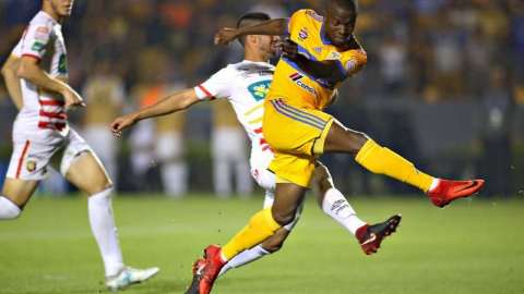 Enner Valencia de los Tigres de la UANL liquidó con doblete al Herediano en los octavos de final de la Concachampions. (Foto: Imago7)