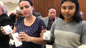 Las nicaragüenses Karla Escalante (Izq.) y Yanis Urey, durante el entrenamiento en el que enfermeras del Hospital Lincoln  les enseñaron cómo utilizar el antídoto Naloxone. el