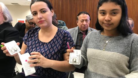 Las nicaragüenses Karla Escalante (Izq.) y Yanis Urey, durante el entrenamiento en el que enfermeras del Hospital Lincoln les enseñaron cómo utilizar el antídoto Naloxone. el