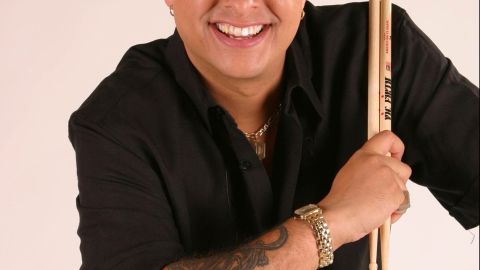 Tito Puente Jr., rinde a través de su música un tributo al legado de su padre.