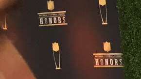 El entrenador Sean McVay en la alfombra roja antes de una noche memorable para él y los Rams de Los Ángeles en Minnesota.