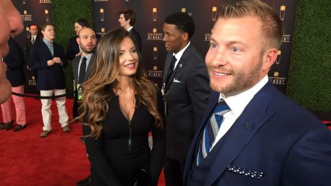 El entrenador Sean McVay en la alfombra roja antes de una noche memorable para él y los Rams de Los Ángeles en Minnesota.