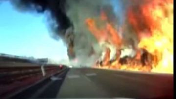 El fuego se propagó en la autopista.