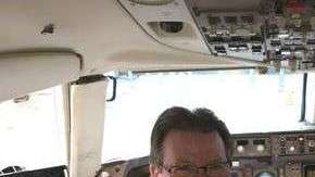 El piloto Jim Moorey voló hasta San Francisco para  devolverle las alianas perdidas a Brit Morin.