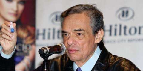 José José continúa recuperándose satisfactoriamente, dijo su esposa.