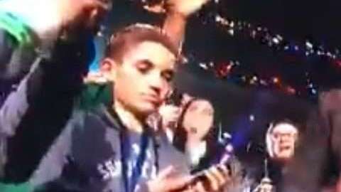 El momento en que el niño parece ignorar a Justin Timberlake durante el espectáculo de medio tiempo del Super Bowl.