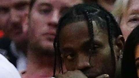 Kylie Jenner y Travis Scott juntos en un juego de basquetbol.