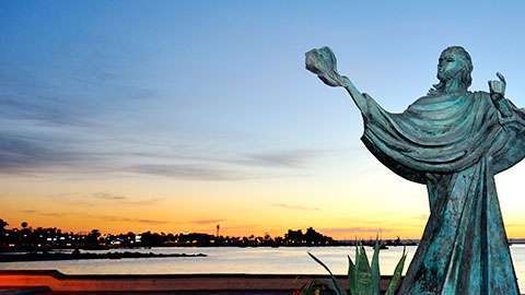 Cuando baja el sol, el malecón se llena de familias y los restaurantes atraen con el aroma a pescado y marisco fresco.