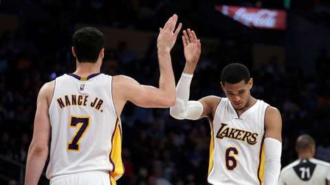Cavaliers obtiene a dos jugadores jóvenes que podrán dar mas apoyo a LeBron James.