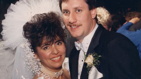 Mónica Rodríguez el día de su boda en 1990 con Edward Smith, de quien esperaba un hijo