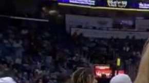 La duela del Smoothie King Center de New Orleans estaba inutilizable.