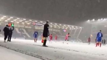 La cancha del ABAX Stadium en Inglaterra se llenó de nieve.