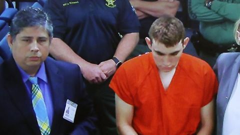 Nikolas Cruz enfrenta 17 cargos por asesinato premeditado.