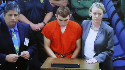 Nikolas Cruz enfrenta 17 cargos por asesinato premeditado.